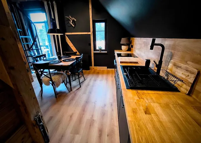 Black Horse Apartment *